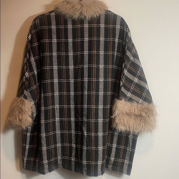 New NKN Nekane Lea Size S/M Black Plaid Poncho Cape Jacket Faux Fur Retail $210 - Picture 4 of 8